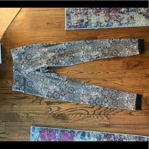 Black and white floral print leggings